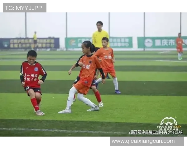 麓山国际社区足球明星闪耀赛场展现青春活力与团队精神